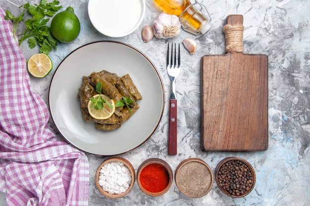 Pripravené taniere na stole